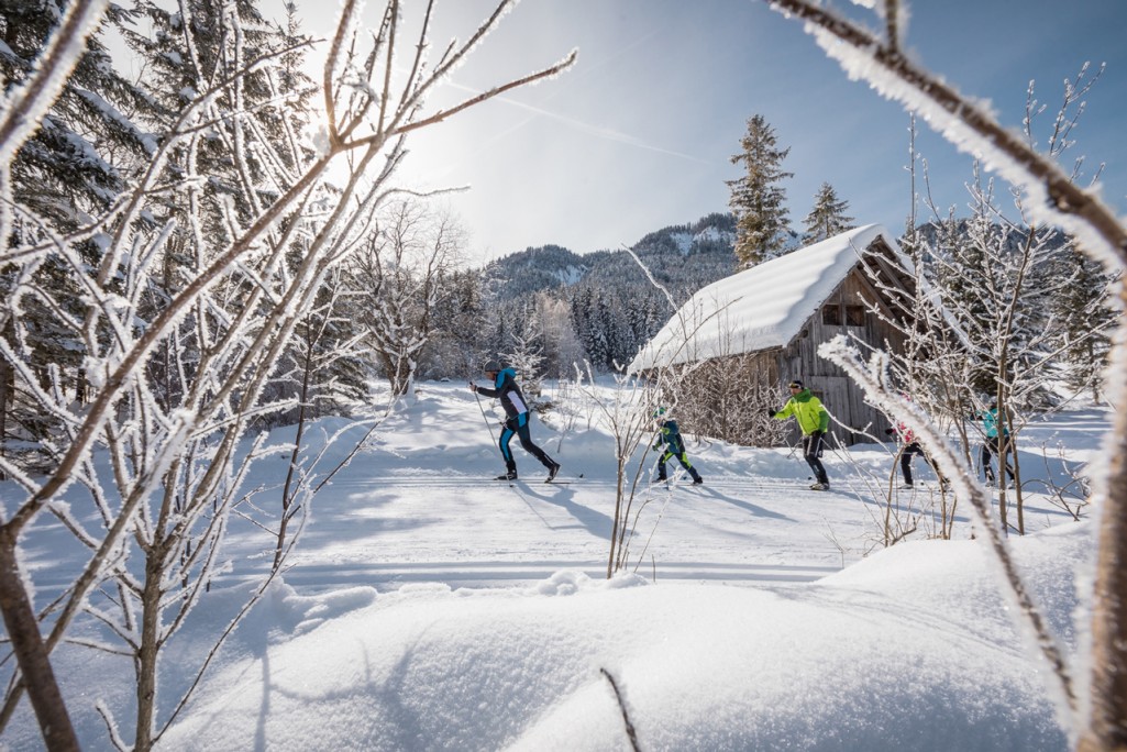 Familie beim Langlaufen in Weissensee