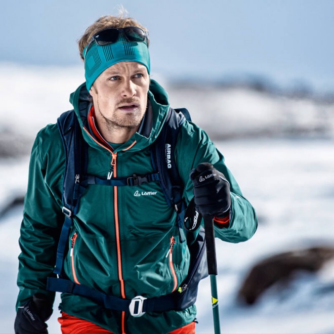 Zwiebelprinzip Herr mit Hardshelljacke bekleidet