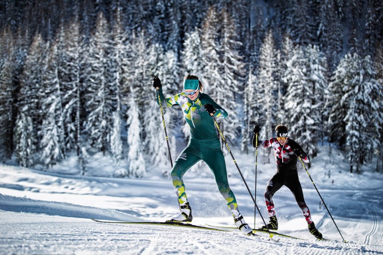 Paar im Rennanzug beim Langlaufen