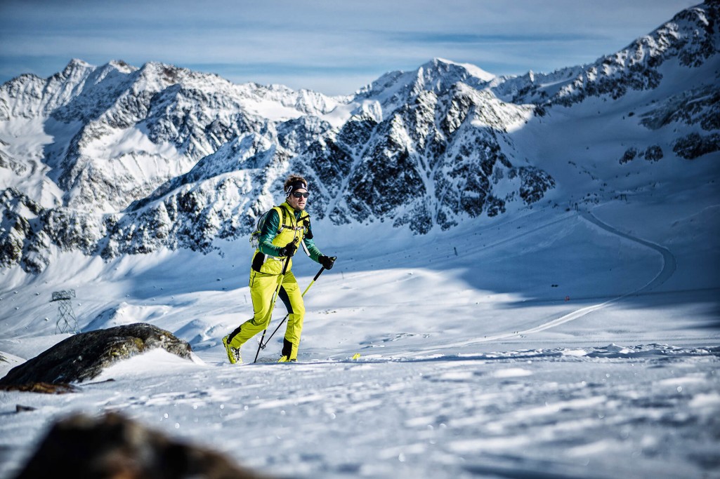 Paar im Rennanzug beim Langlaufen