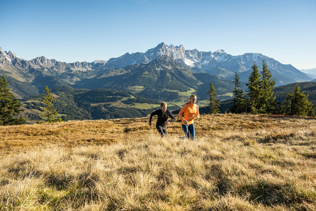 Herbst Laufen in den Bergen.