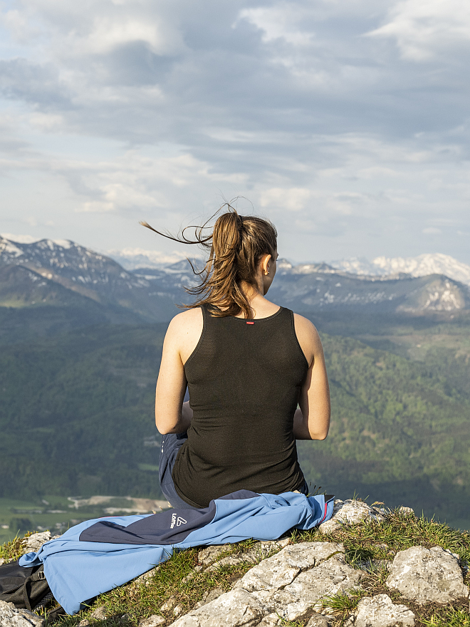 Frau mit schwarzem trägerlosem Funktionsunterhemd