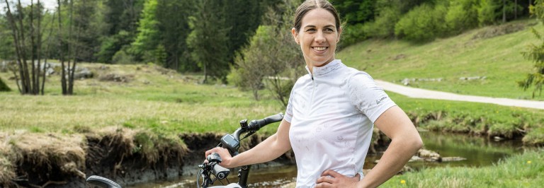 Dame mit weißem Radtrikot.