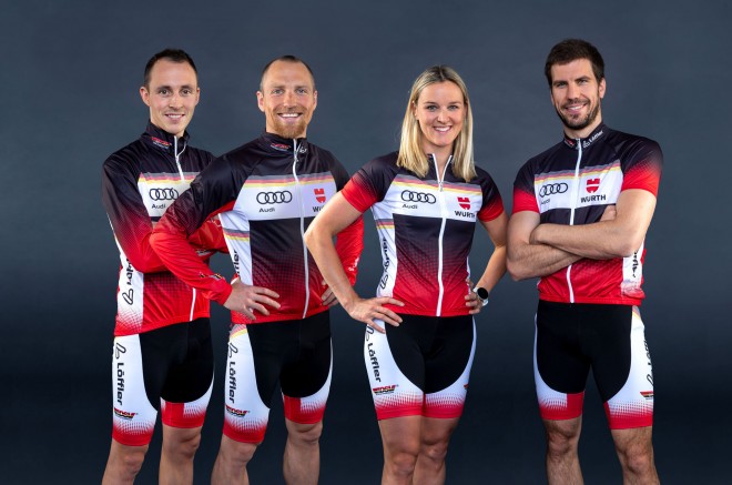 Athleten des deutschen Skiverbandes in der Sommer Radbekleidung hergestellt durch Löffler.