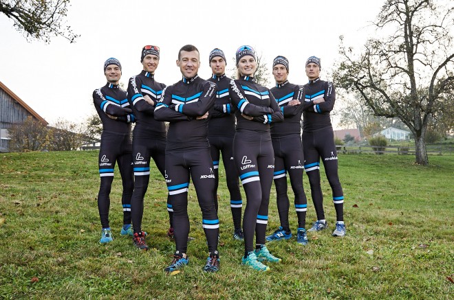 Mannschaftsbild der Athleten des xc-ski.de Teams in Teamwear Sportbekleidung hergestellt durch Löffler.