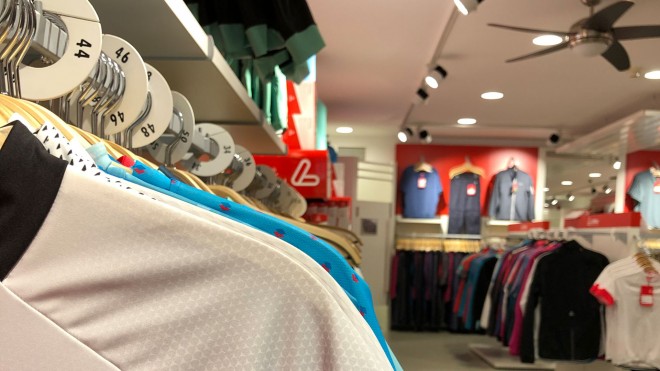 Radtrikots im Detail aufgehängt im Löffler Werksverkauf.