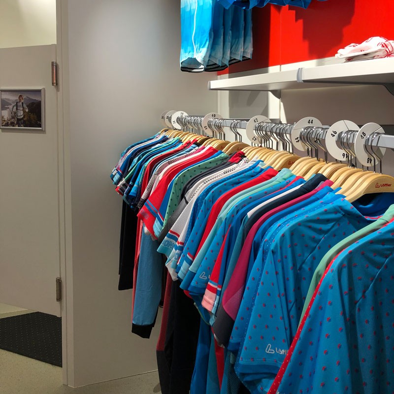 Damenradtrikots aufgehängt im Löffler Shop in der Südtiroler Straße 41.