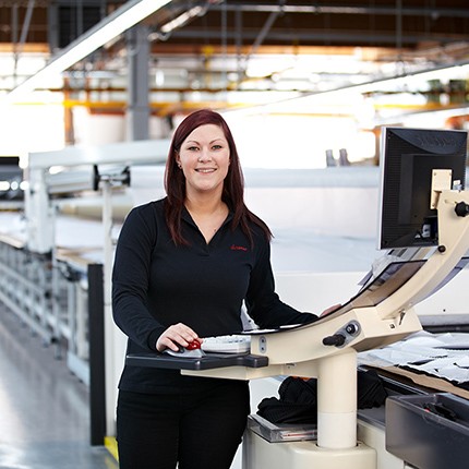 Loeffler-Zuschnitt-Mitarbeiterin