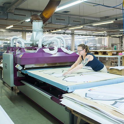 Loeffler-Sublimatpresse-Mitarbeiterin