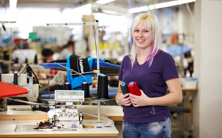 Worker with two yarns.